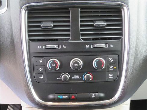 Used 2018 Dodge Grand Caravan SE w/ UConnect Hands-Free Group image 8