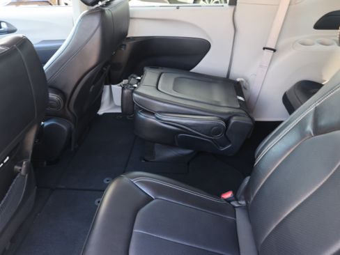 Used 2024 Chrysler Pacifica Touring-L FWD image 11