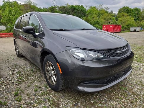 Used 2023 Chrysler Voyager LX FWD image 3