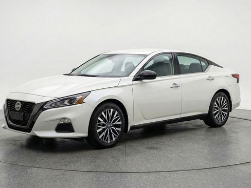 Used 2025 Nissan Altima 2.5 SV FWD image 3