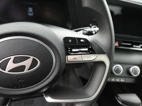 Used 2025 Hyundai Elantra SE FWD image 19