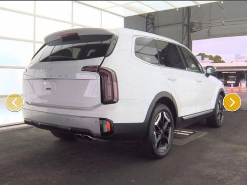 Used 2023 Kia Telluride EX w/ EX Captain's Chair Package image 4