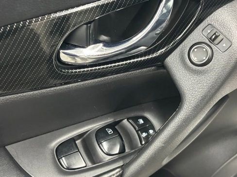 Used 2017 Nissan Rogue SL image 15