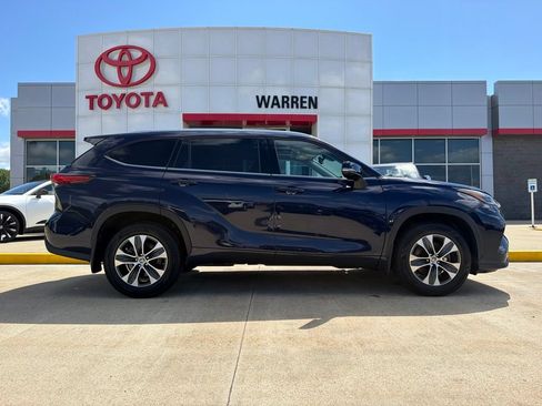 Used 2022 Toyota Highlander XLE AWD/4WD image 3