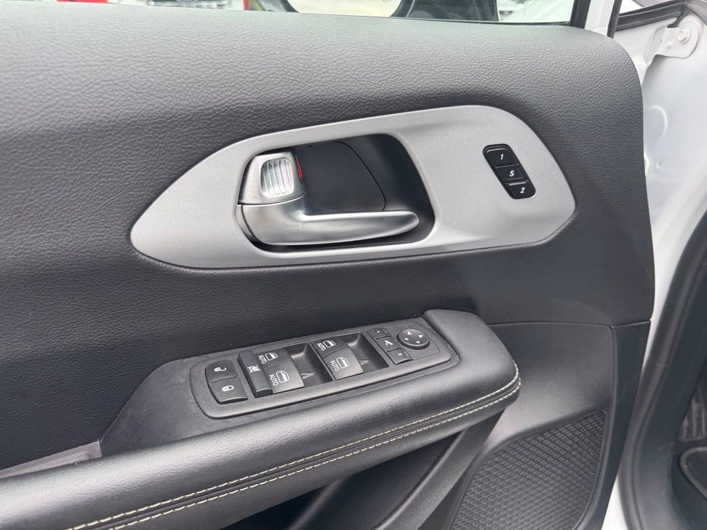 Used 2025 Chrysler Pacifica Limited FWD image 3