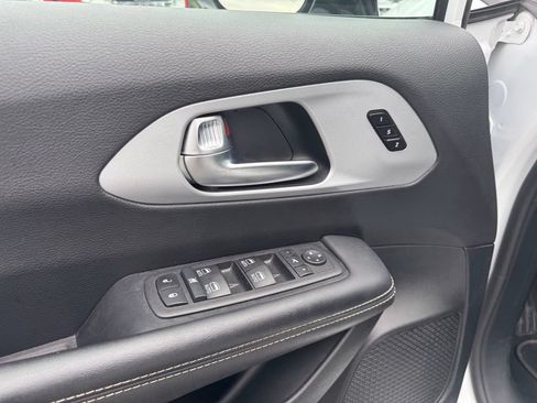 Used 2025 Chrysler Pacifica Limited FWD image 3