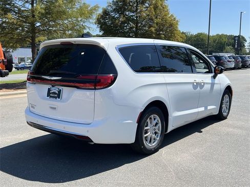 New 2026 Chrysler Pacifica Select image 12