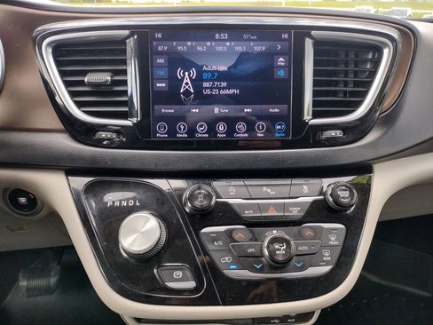 Used 2018 Chrysler Pacifica Touring-L Plus FWD image 25