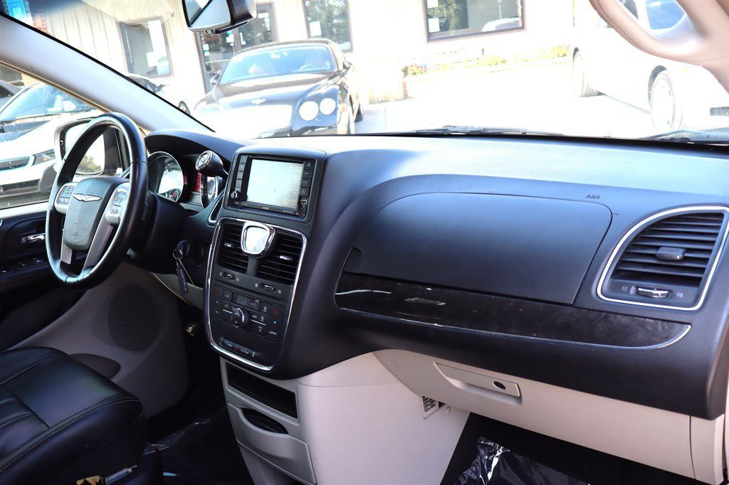 Used 2016 Chrysler Town & Country Touring FWD image 21