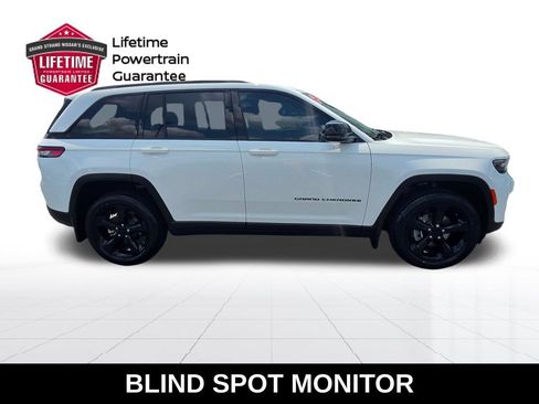 Used 2023 Jeep Grand Cherokee Altitude RWD image 7