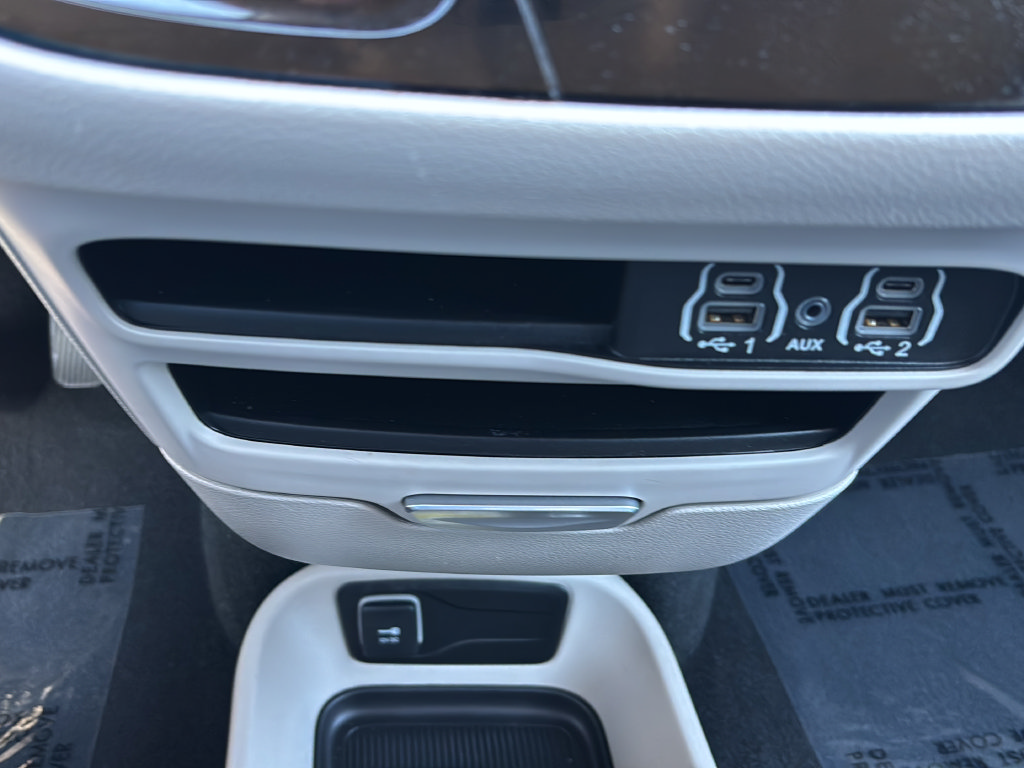 Used 2024 Chrysler Pacifica Touring-L FWD image 26