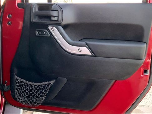 Used 2012 Jeep Wrangler Unlimited Sahara w/ Connectivity Group image 19