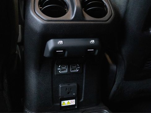 Used 2025 Jeep Wrangler Unlimited Rubicon AWD/4WD image 27