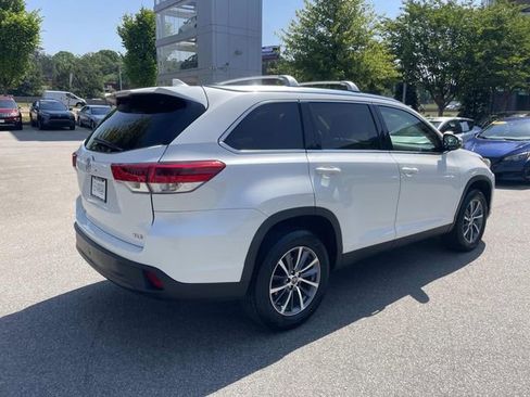 Used 2019 Toyota Highlander XLE FWD image 3