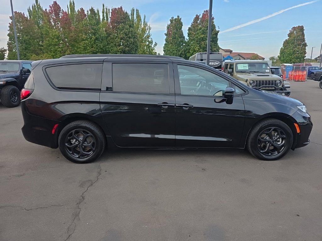 Used 2023 Chrysler Pacifica Limited w/ S Appearance Package FWD image 6