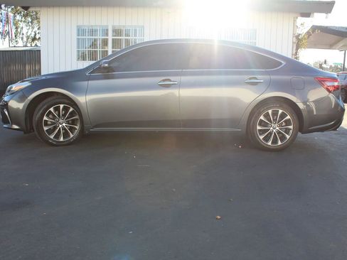 Used 2017 Toyota Avalon XLE Premium w/ Preferred Accessory Package FWD image 2