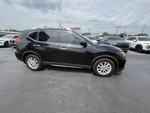 Used 2017 Nissan Rogue SV FWD image 2