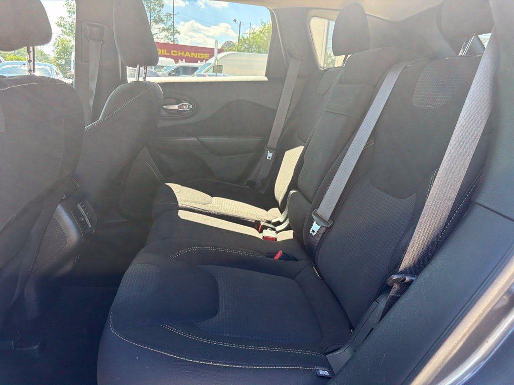 Used 2015 Jeep Cherokee Latitude w/ Cold Weather Group AWD/4WD image 30