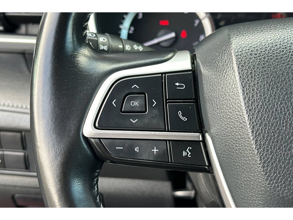 Used 2022 Toyota Highlander XLE FWD image 28