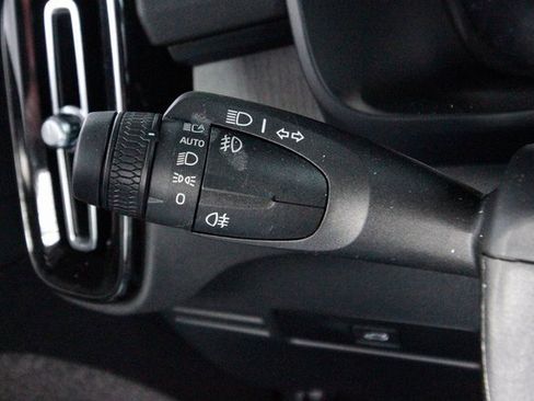 Certified 2025 Volvo XC40 B5 Plus image 18