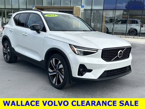 Used 2024 Volvo XC40 B5 Plus w/ Climate Package image 4