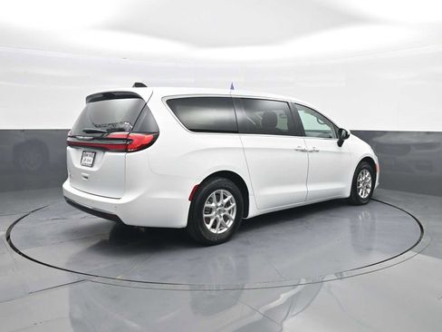 Used 2023 Chrysler Pacifica Touring-L FWD image 8