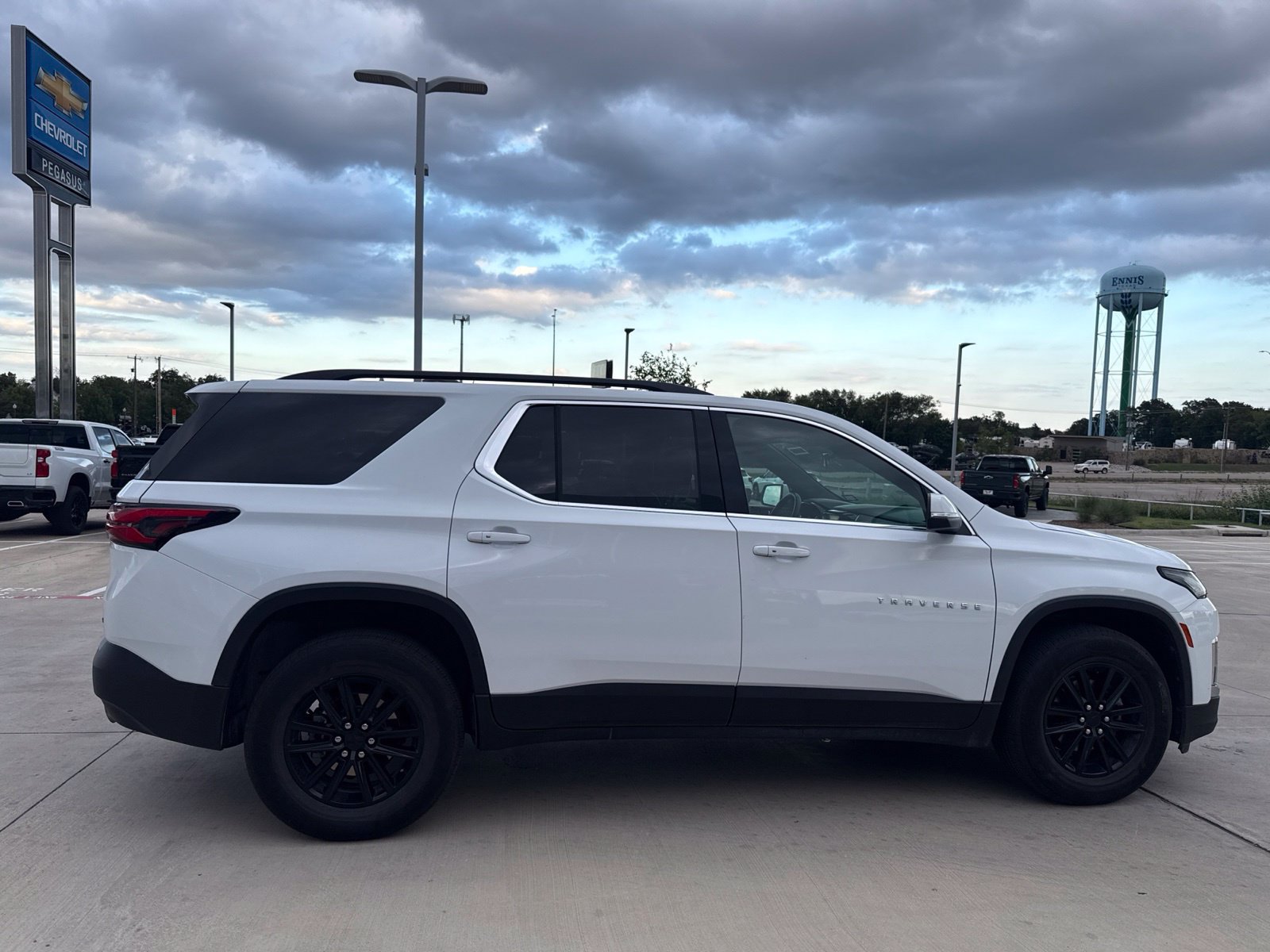 Used 2023 Chevrolet Traverse LT FWD image 6