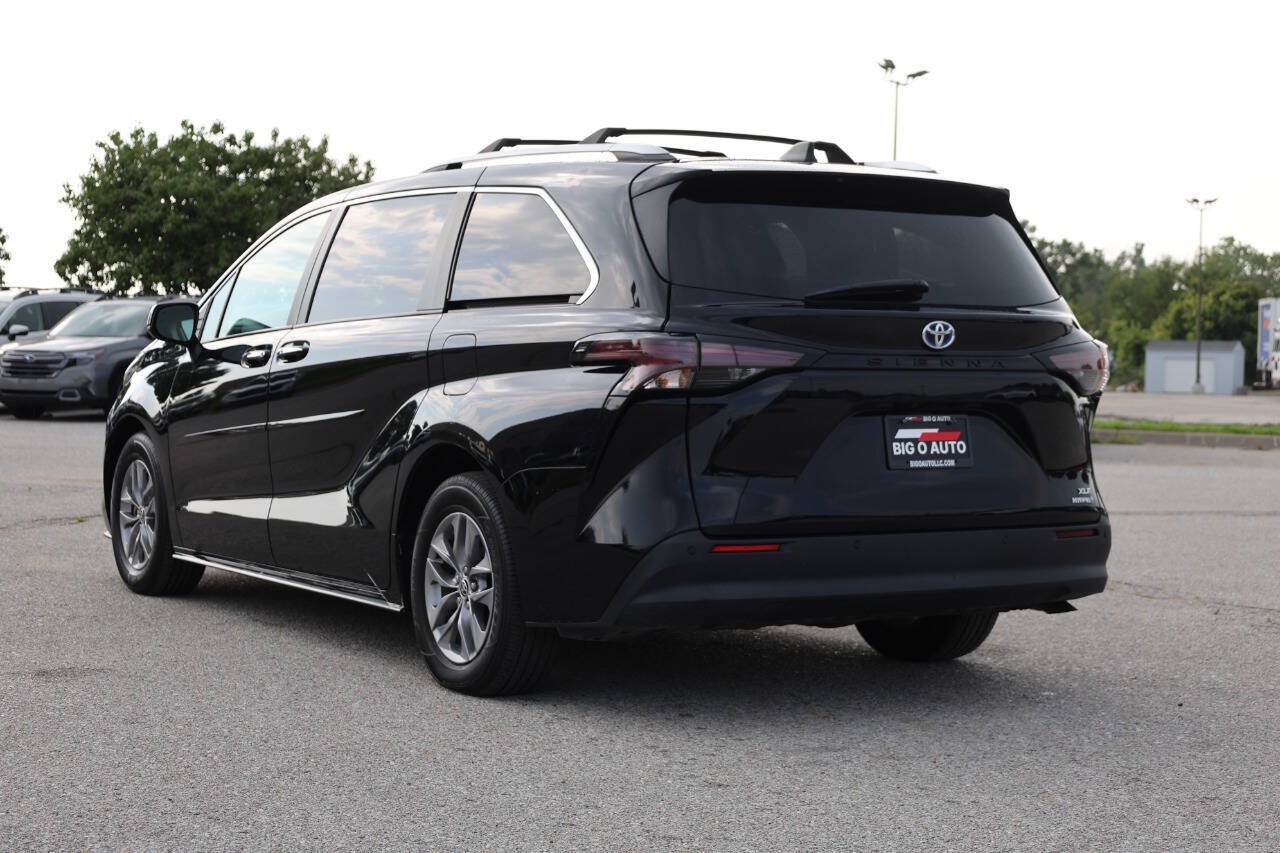 Used 2023 Toyota Sienna XLE FWD image 11