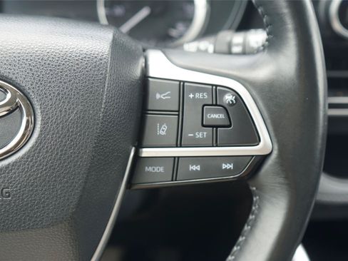 Used 2023 Toyota Highlander LE AWD/4WD image 16