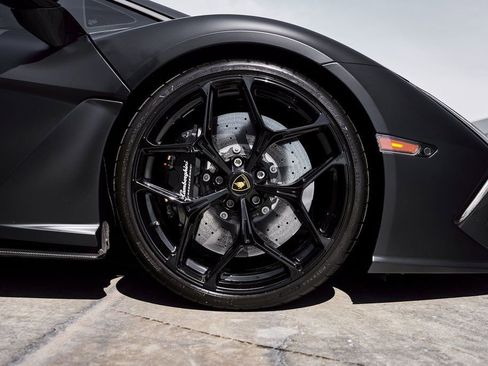 Used 2025 Lamborghini Revuelto image 31