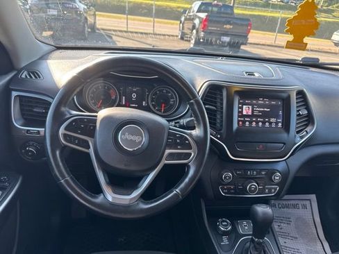 Used 2019 Jeep Cherokee Latitude w/ Cold Weather Group AWD/4WD image 13
