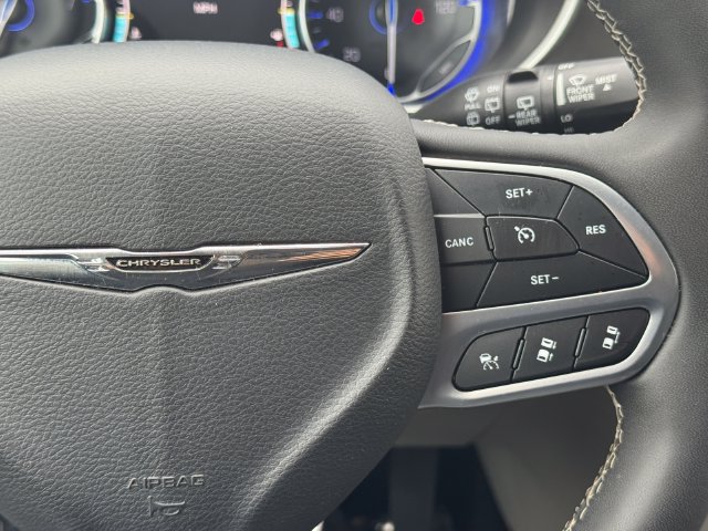 Certified 2024 Chrysler Pacifica Touring-L FWD image 26