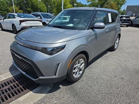 Used 2025 Kia Soul LX w/ LX Technology Package FWD image 3