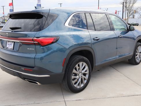 Used 2025 Buick Enclave Preferred image 5