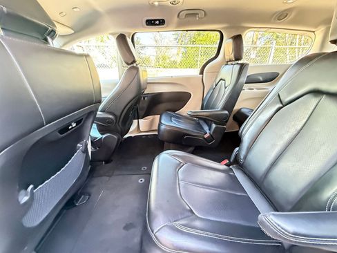 Used 2023 Chrysler Pacifica Touring-L FWD image 27