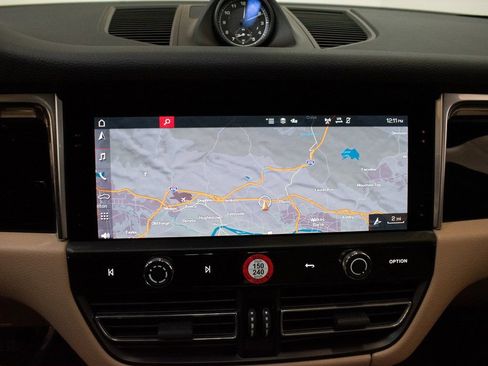 Used 2025 Porsche Macan image 27