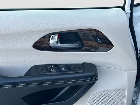Used 2021 Chrysler Pacifica Limited image 18