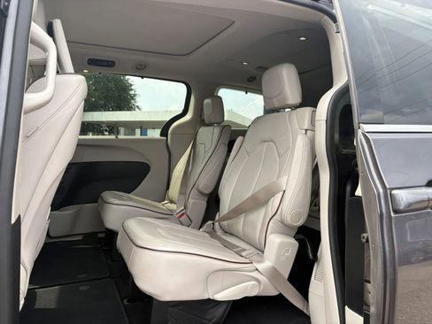 Used 2018 Chrysler Pacifica Limited w/ Advanced Safetytec Group FWD image 11