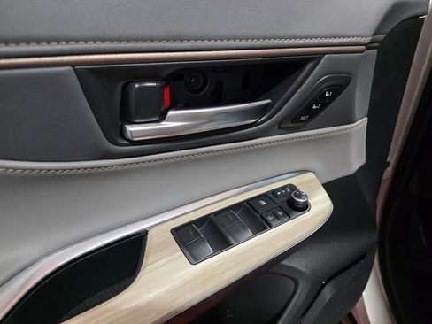 Used 2021 Toyota Venza Limited w/ Carpet Mat Package (TMS) image 12