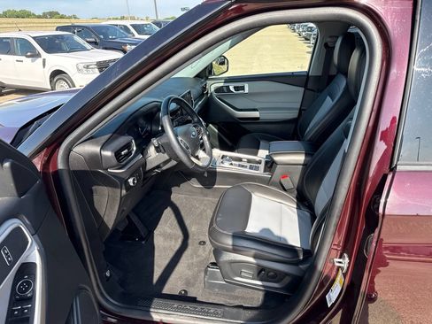 Used 2023 Ford Explorer XLT w/ Equipment Group 202A RWD image 19