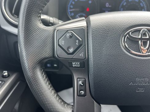 Used 2018 Toyota Tacoma TRD Sport AWD/4WD image 19