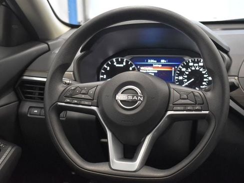 Used 2025 Nissan Altima 2.5 SV FWD image 24