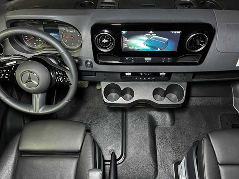 Used 2025 Mercedes-Benz Sprinter 2500 image 38