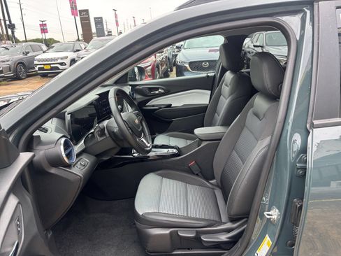 Used 2025 Chevrolet Trax LT w/ LT Convenience Package FWD image 25