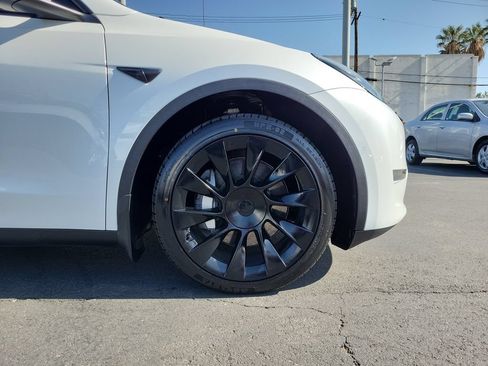 Used 2022 Tesla Model Y Long Range AWD/4WD image 8