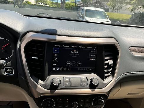 Used 2021 GMC Acadia Denali w/ Denali Technology Package FWD image 16