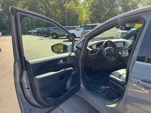 Used 2025 Chrysler Pacifica Select FWD image 14