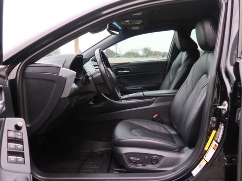 Used 2019 Toyota Avalon XLE image 16