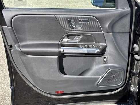 Used 2025 Mercedes-Benz GLB 250 image 17