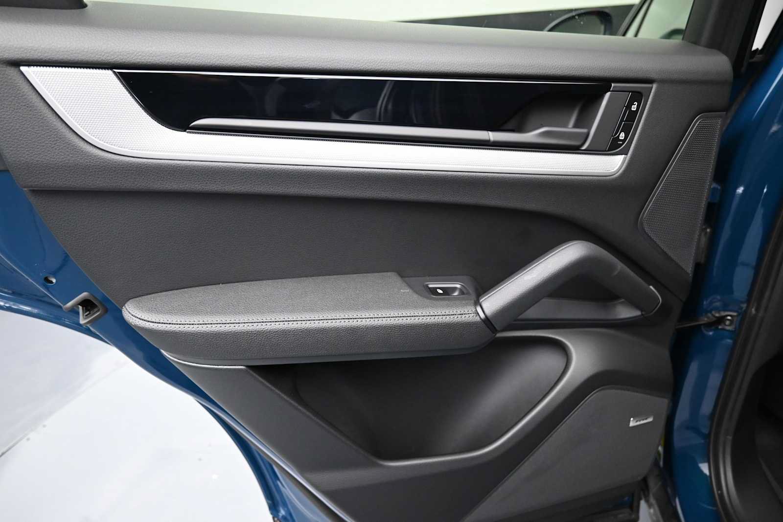 Certified 2025 Porsche Cayenne Coupe AWD/4WD image 18